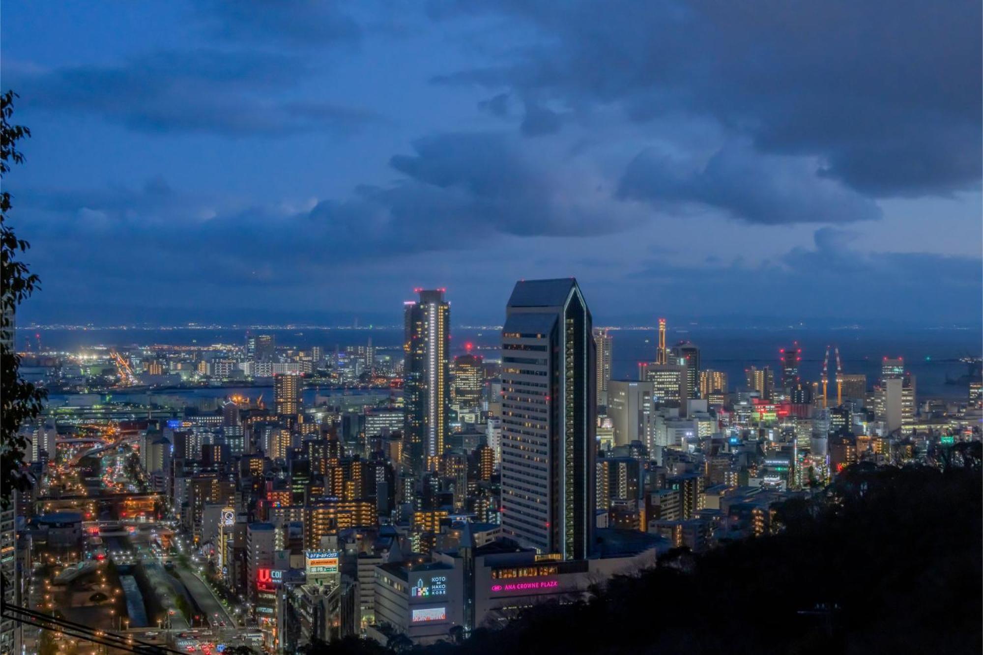 Hotel Ana Crowne Plaza Kobe By Ihg Esterno foto View of the CBD at night
