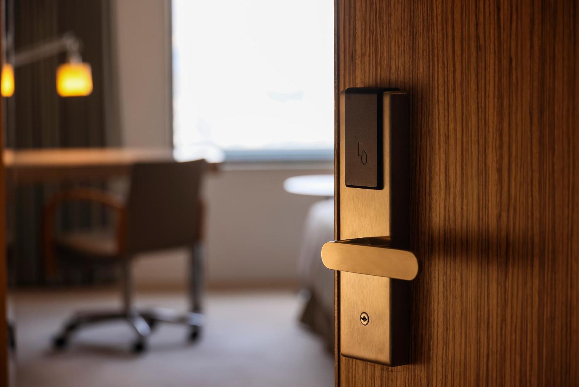 Hotel Ana Crowne Plaza Kobe By Ihg Esterno foto A card-based electronic lock
