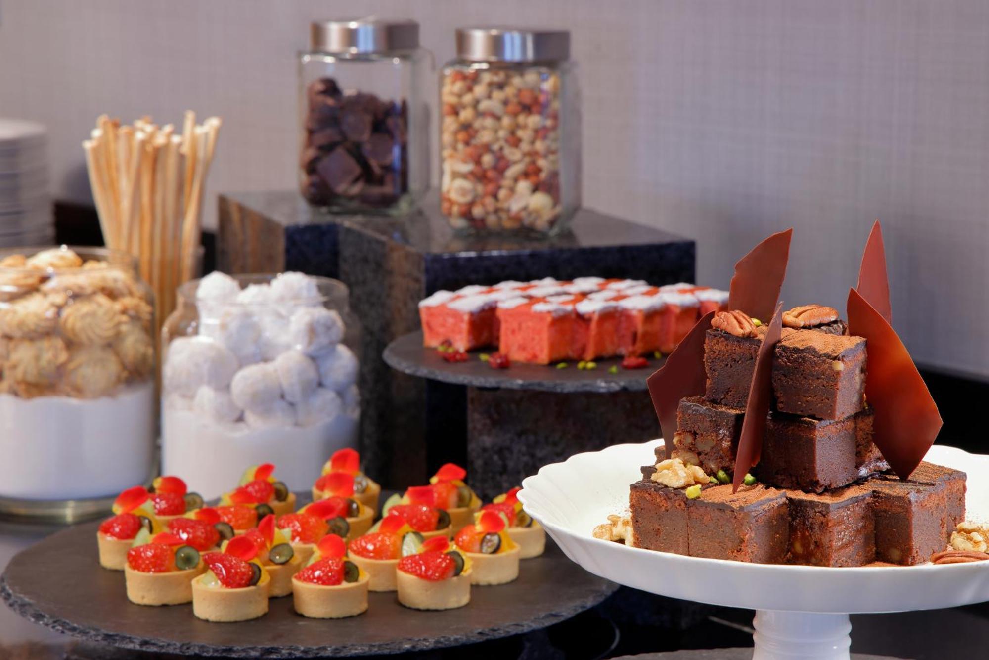 Hotel Ana Crowne Plaza Kobe By Ihg Esterno foto A selection of desserts