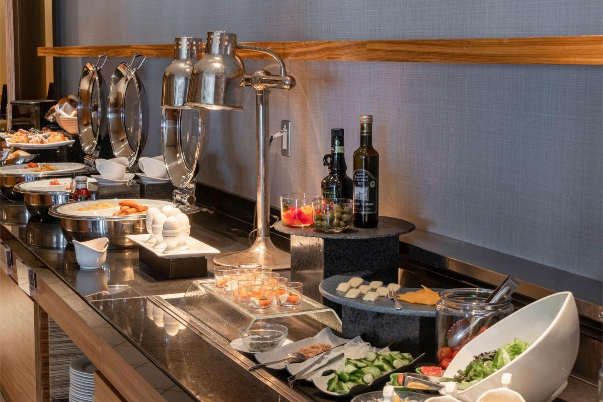Hotel Ana Crowne Plaza Kobe By Ihg Esterno foto A salad bar