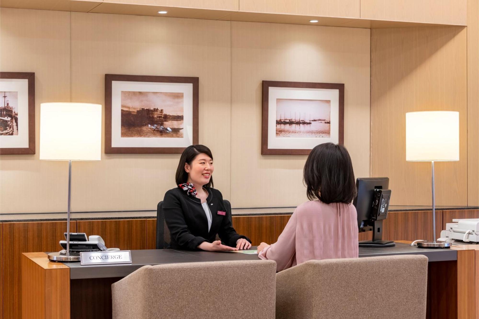 Hotel Ana Crowne Plaza Kobe By Ihg Esterno foto A bank teller at work