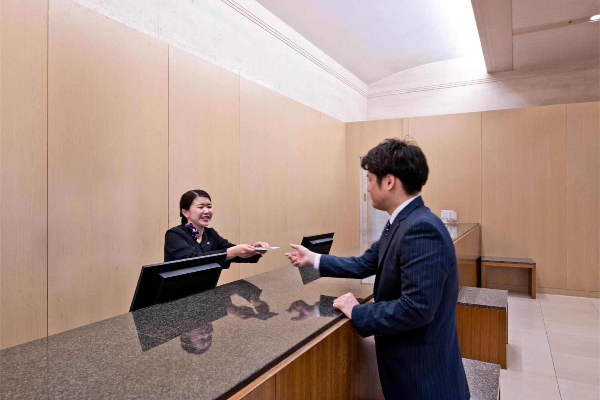 Hotel Ana Crowne Plaza Kobe By Ihg Esterno foto A hotel receptionist